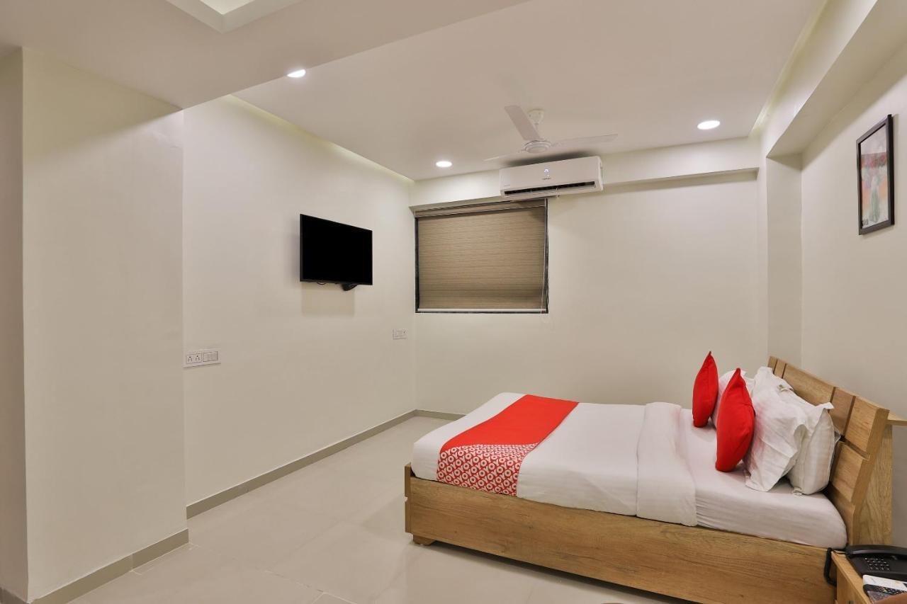 Collection O 12462 Hotel Shiv Inn Gandhinagar Bagian luar foto