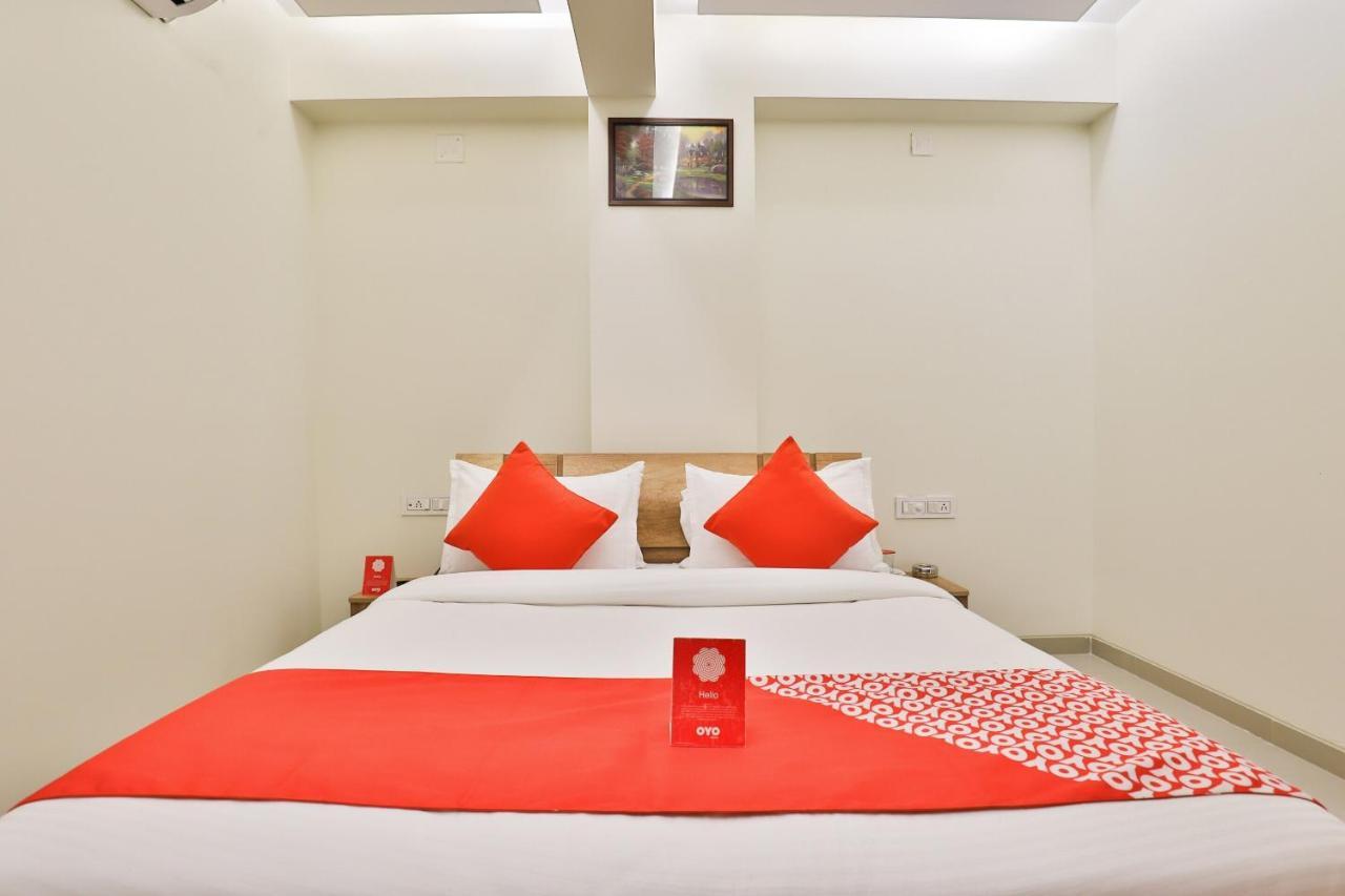Collection O 12462 Hotel Shiv Inn Gandhinagar Bagian luar foto