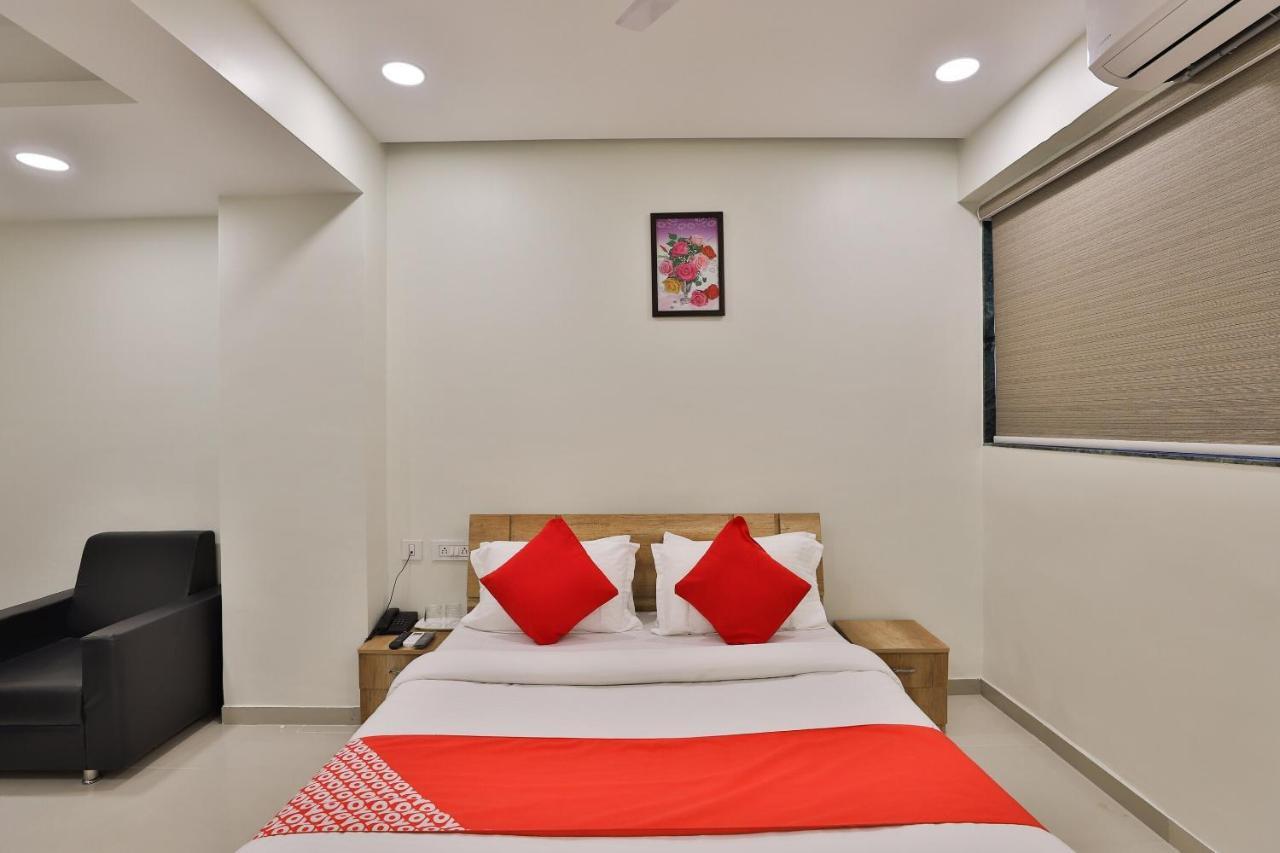 Collection O 12462 Hotel Shiv Inn Gandhinagar Bagian luar foto
