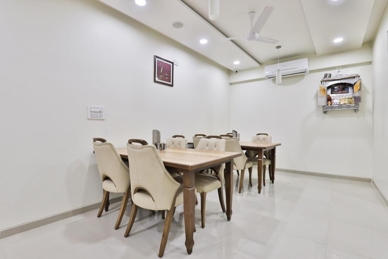 Collection O 12462 Hotel Shiv Inn Gandhinagar Bagian luar foto