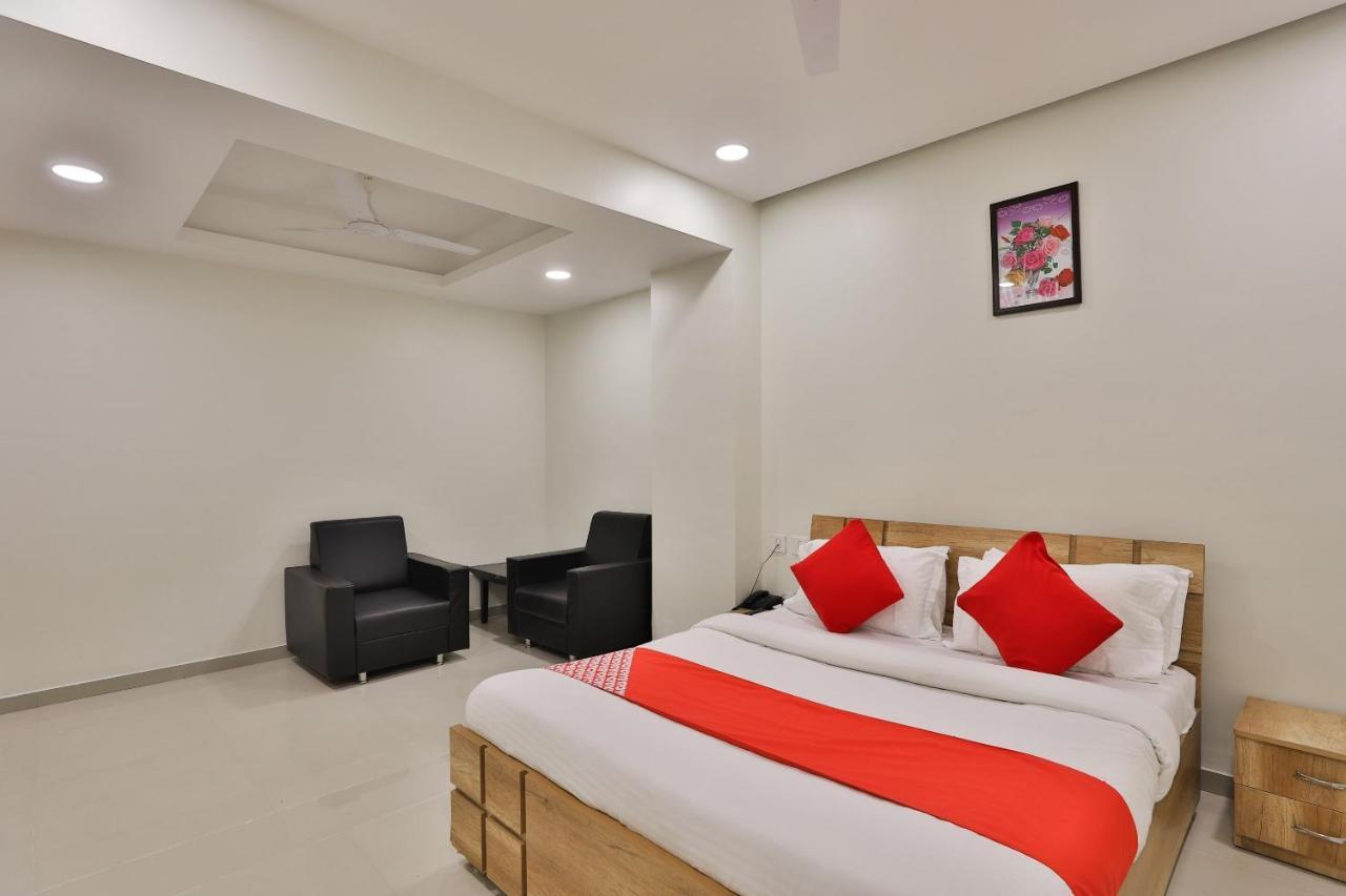 Collection O 12462 Hotel Shiv Inn Gandhinagar Bagian luar foto