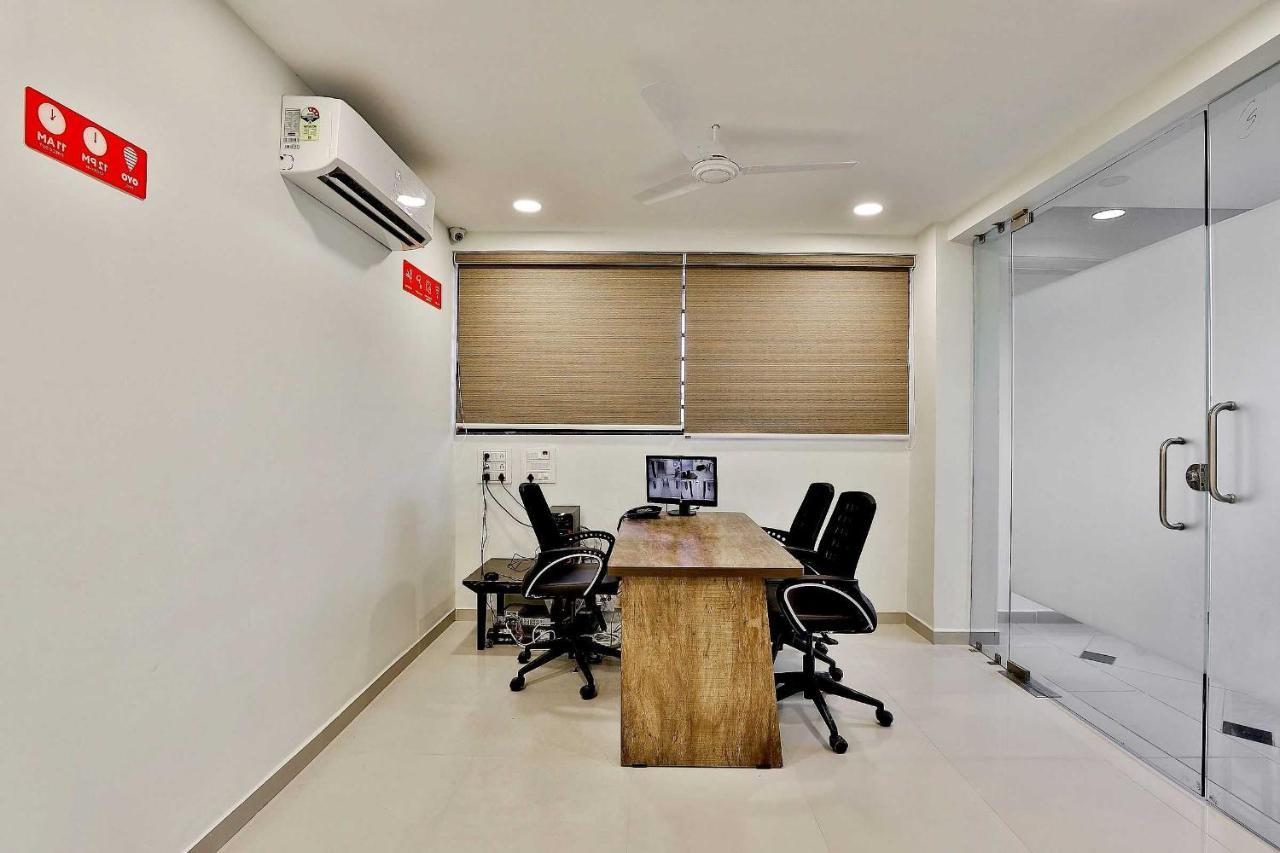 Collection O 12462 Hotel Shiv Inn Gandhinagar Bagian luar foto