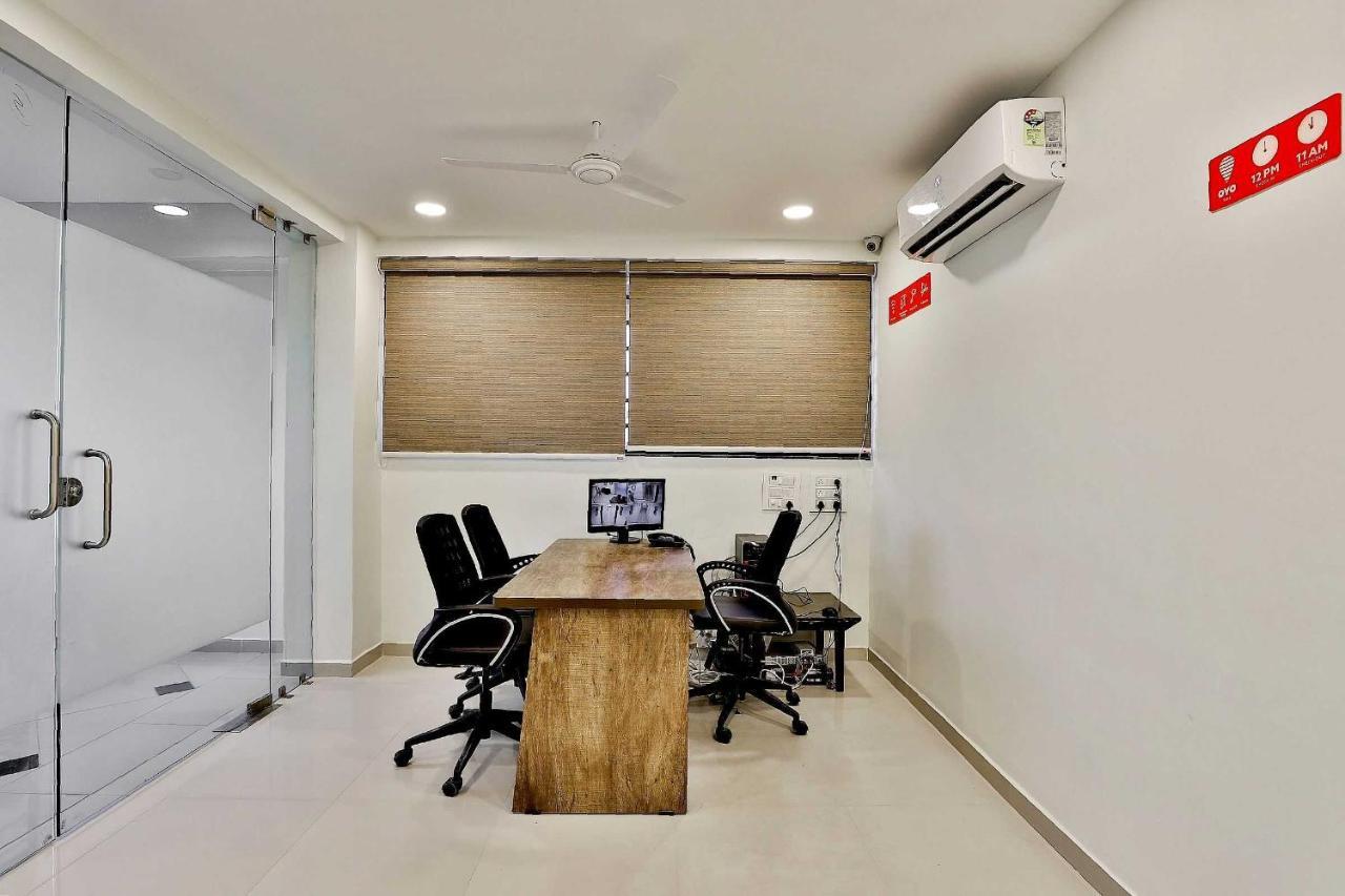 Collection O 12462 Hotel Shiv Inn Gandhinagar Bagian luar foto