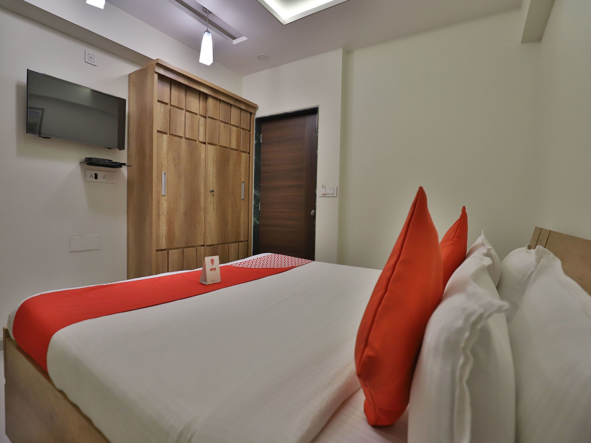 Collection O 12462 Hotel Shiv Inn Gandhinagar Bagian luar foto