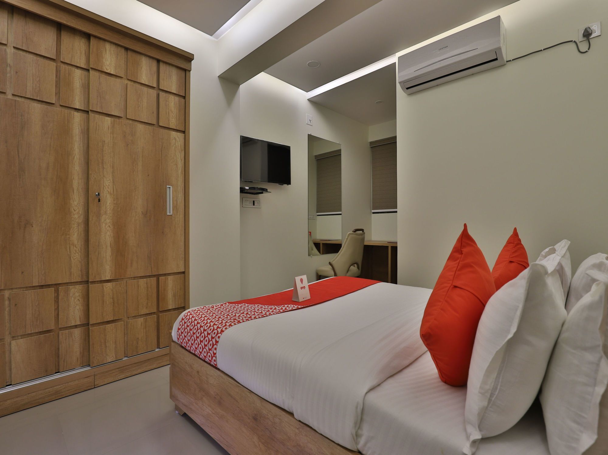 Collection O 12462 Hotel Shiv Inn Gandhinagar Bagian luar foto