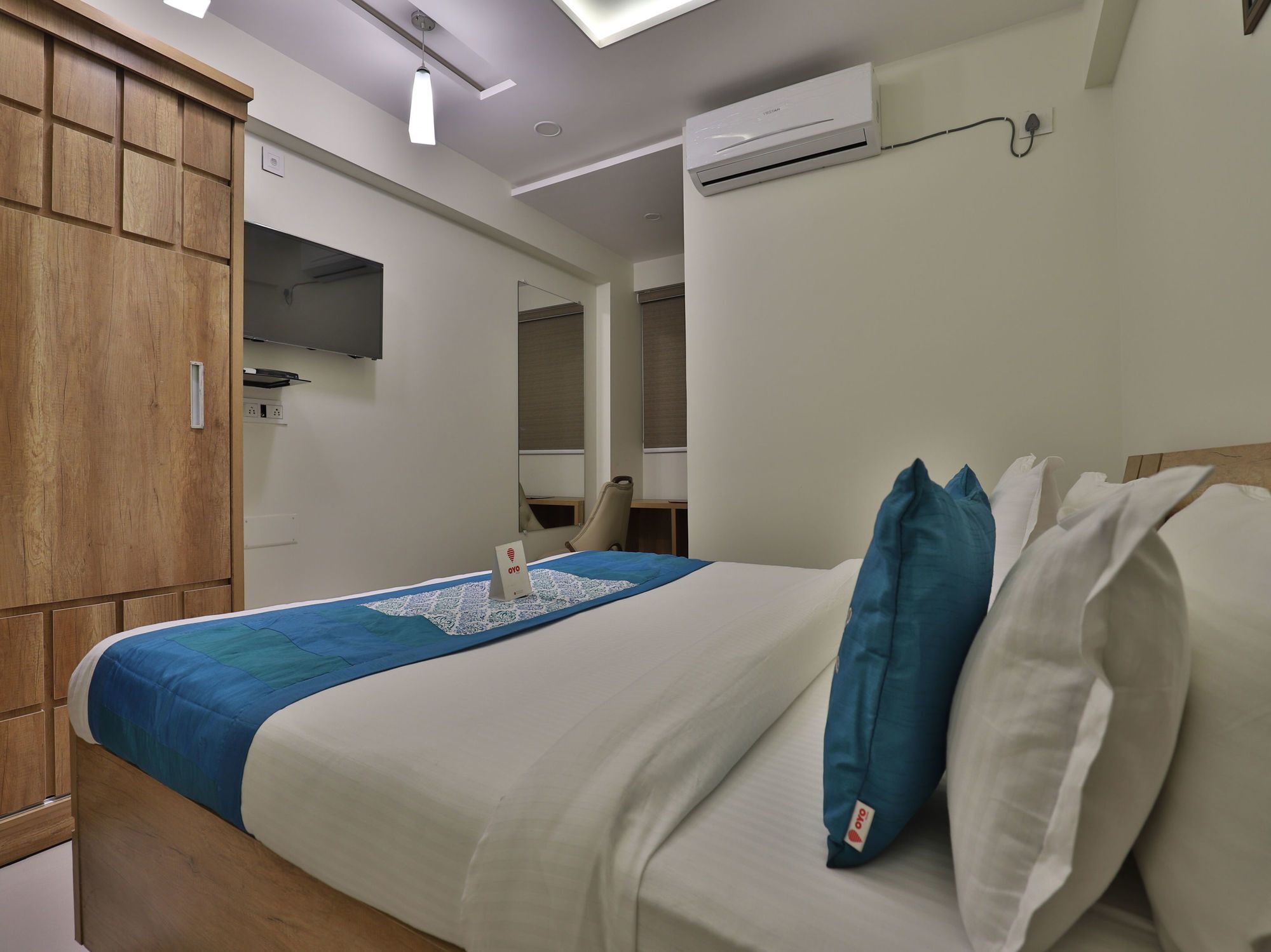 Collection O 12462 Hotel Shiv Inn Gandhinagar Bagian luar foto
