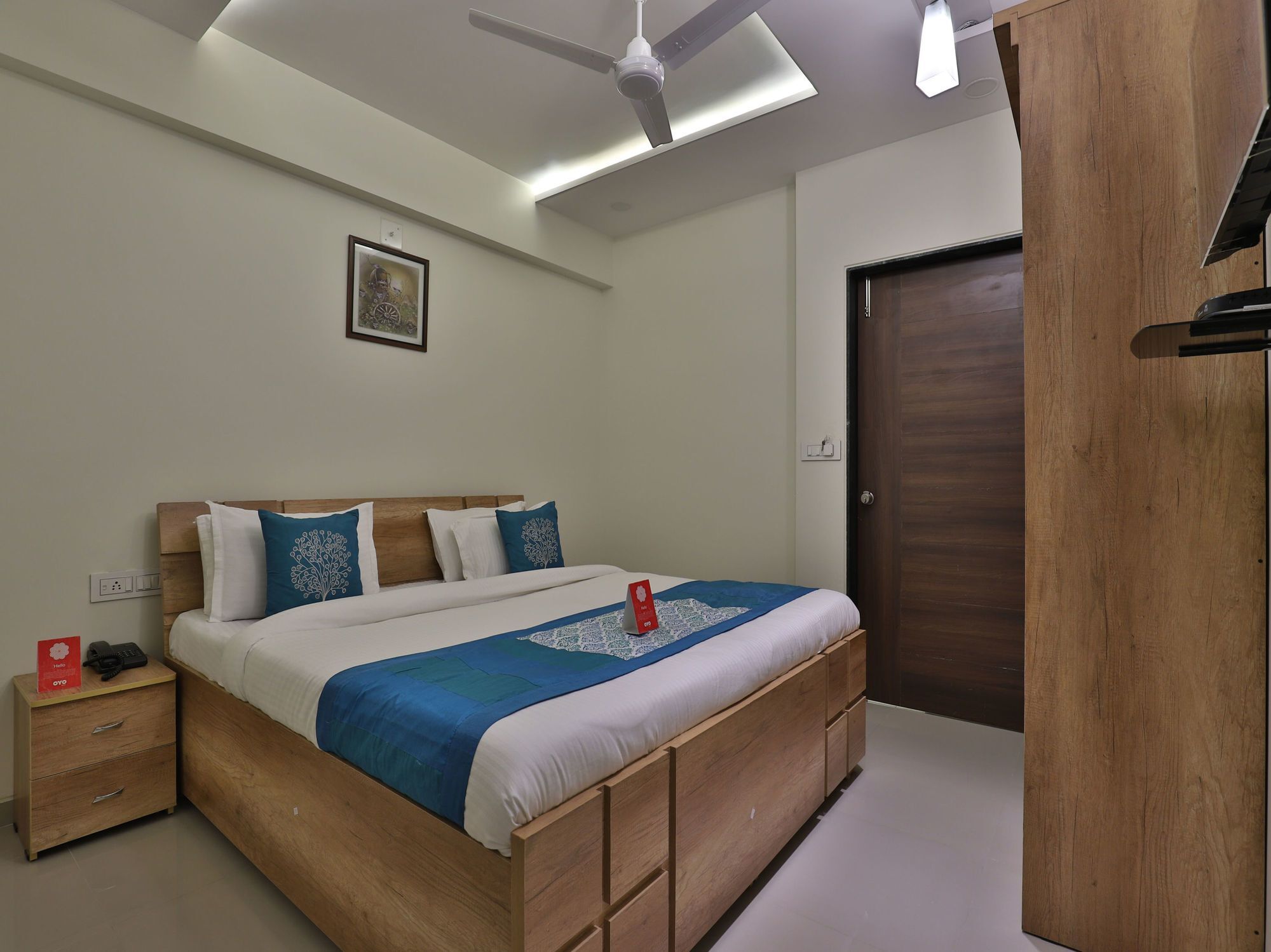 Collection O 12462 Hotel Shiv Inn Gandhinagar Bagian luar foto