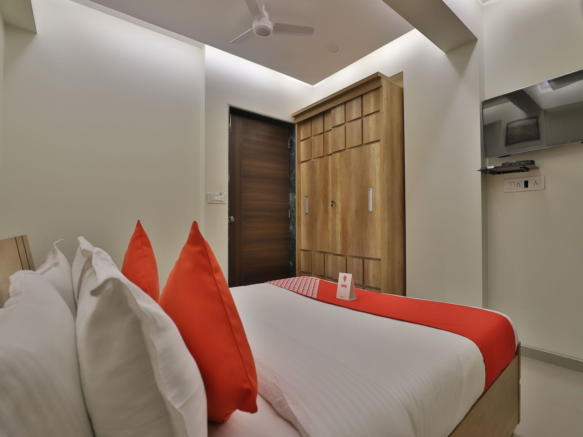 Collection O 12462 Hotel Shiv Inn Gandhinagar Bagian luar foto
